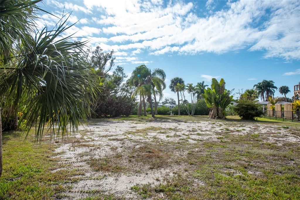 На продажу: $749,800 (0.27 acres)