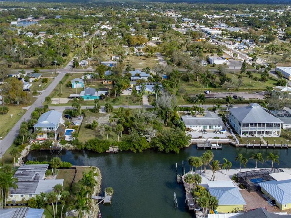 На продажу: $749,800 (0.27 acres)