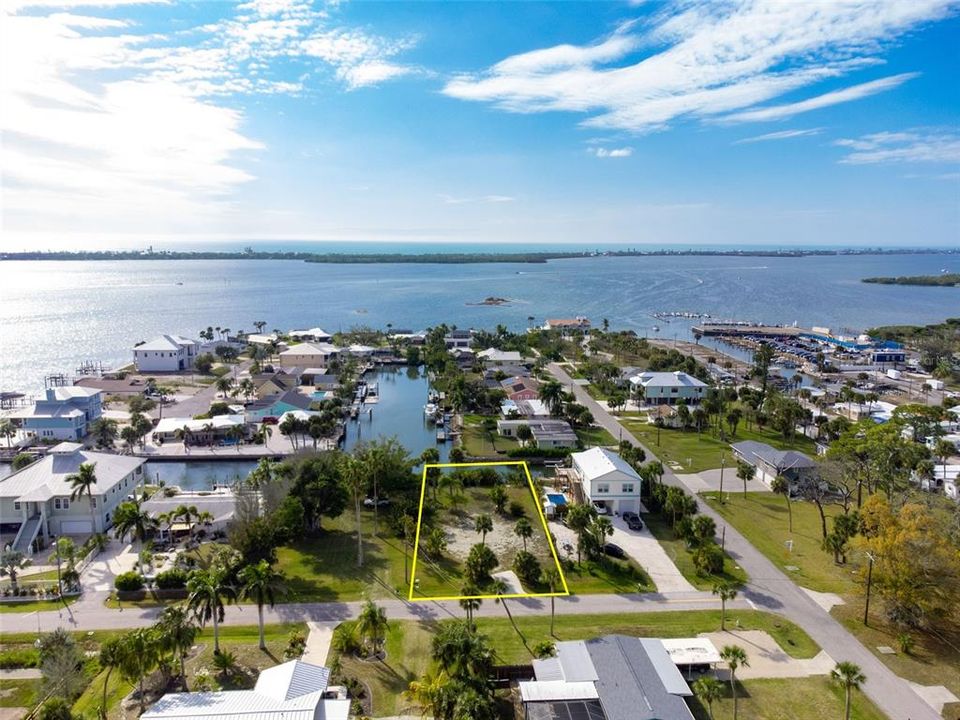 На продажу: $749,800 (0.27 acres)