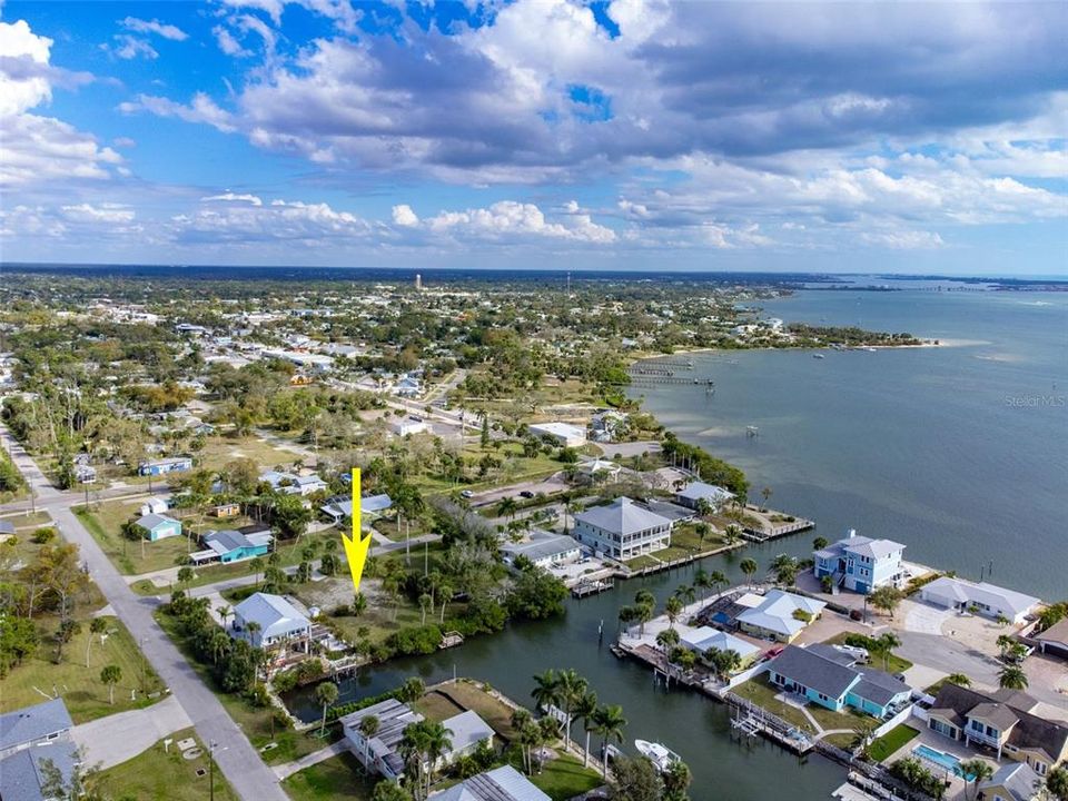 На продажу: $749,800 (0.27 acres)