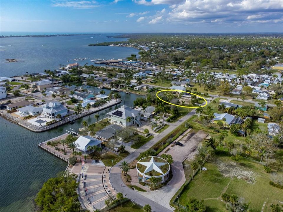 На продажу: $749,800 (0.27 acres)