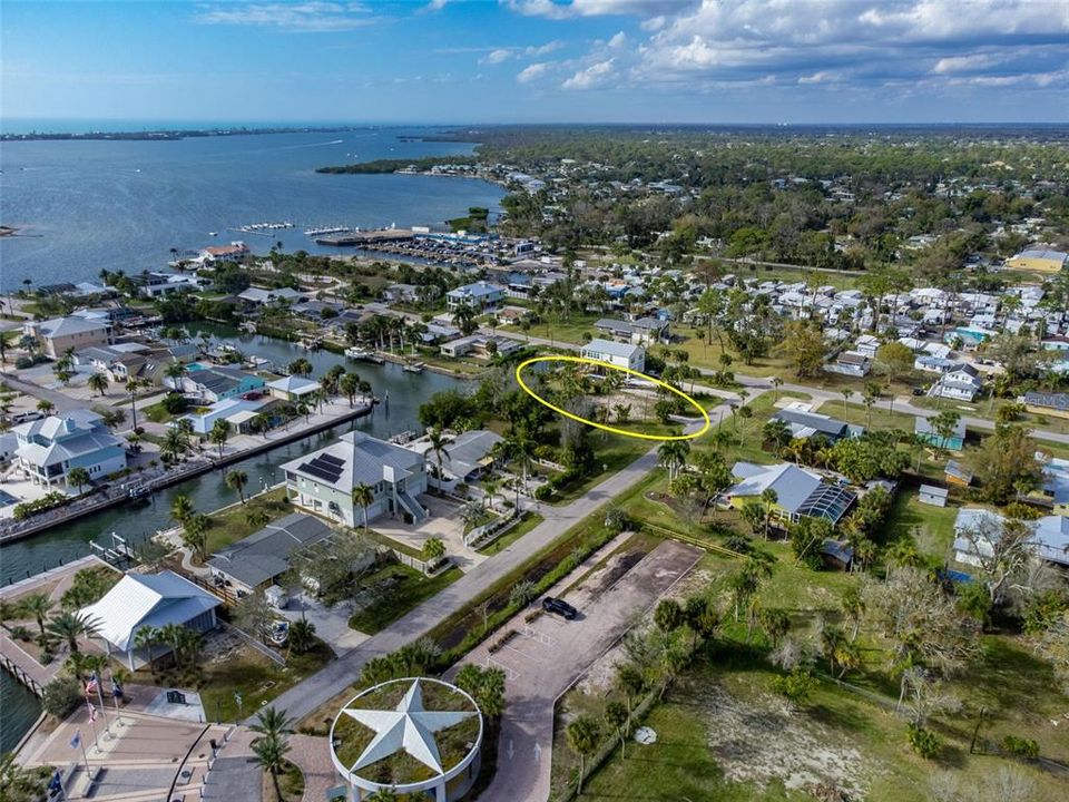 На продажу: $749,800 (0.27 acres)