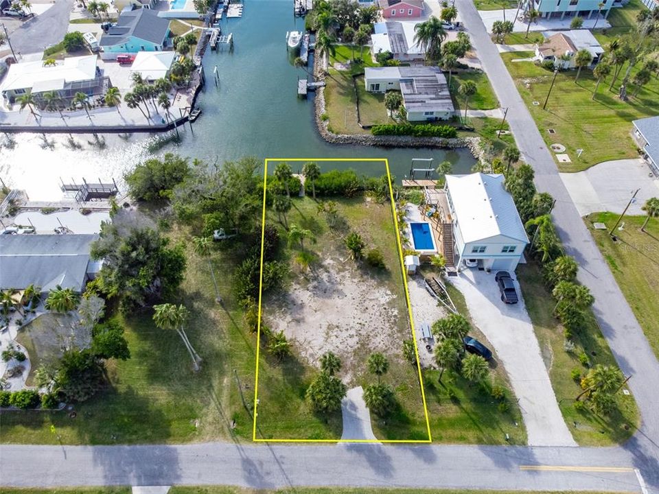 На продажу: $749,800 (0.27 acres)