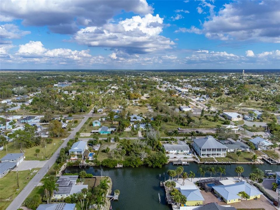 На продажу: $749,800 (0.27 acres)