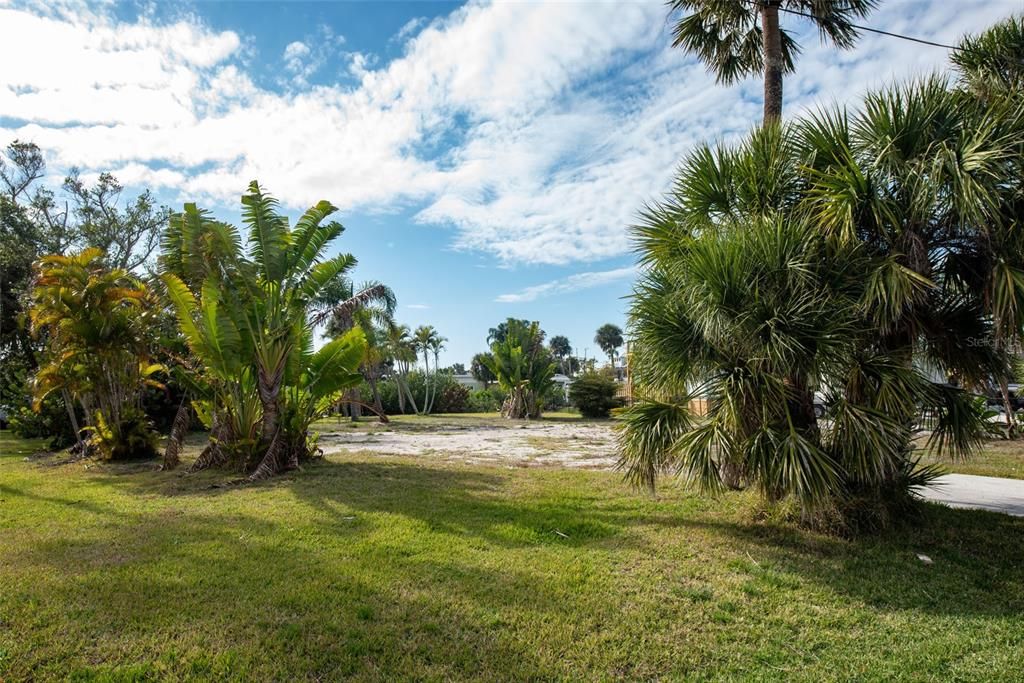 На продажу: $749,800 (0.27 acres)