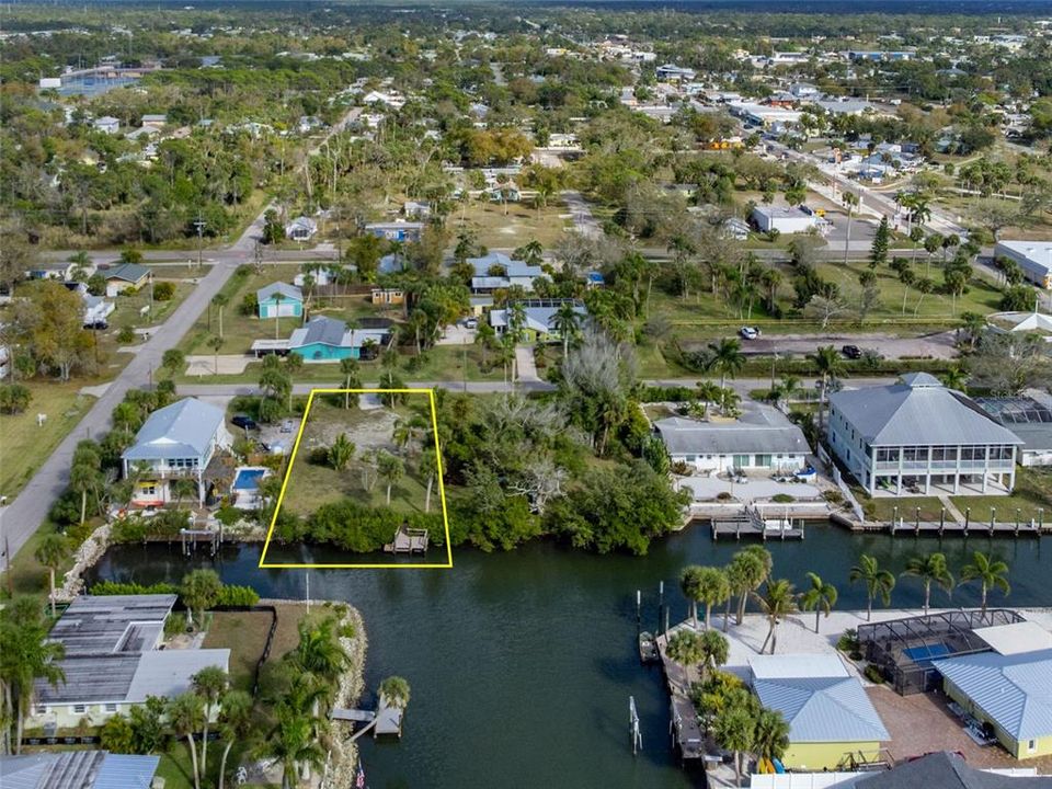 На продажу: $749,800 (0.27 acres)