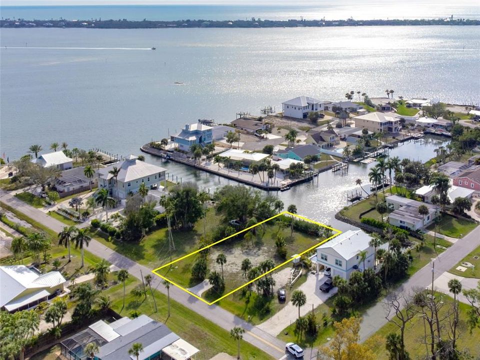 На продажу: $749,800 (0.27 acres)