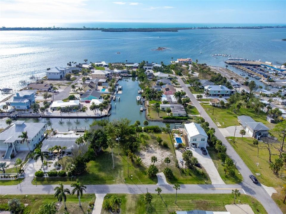 На продажу: $749,800 (0.27 acres)