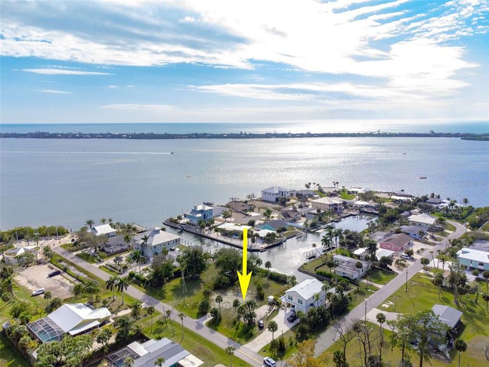 На продажу: $749,800 (0.27 acres)