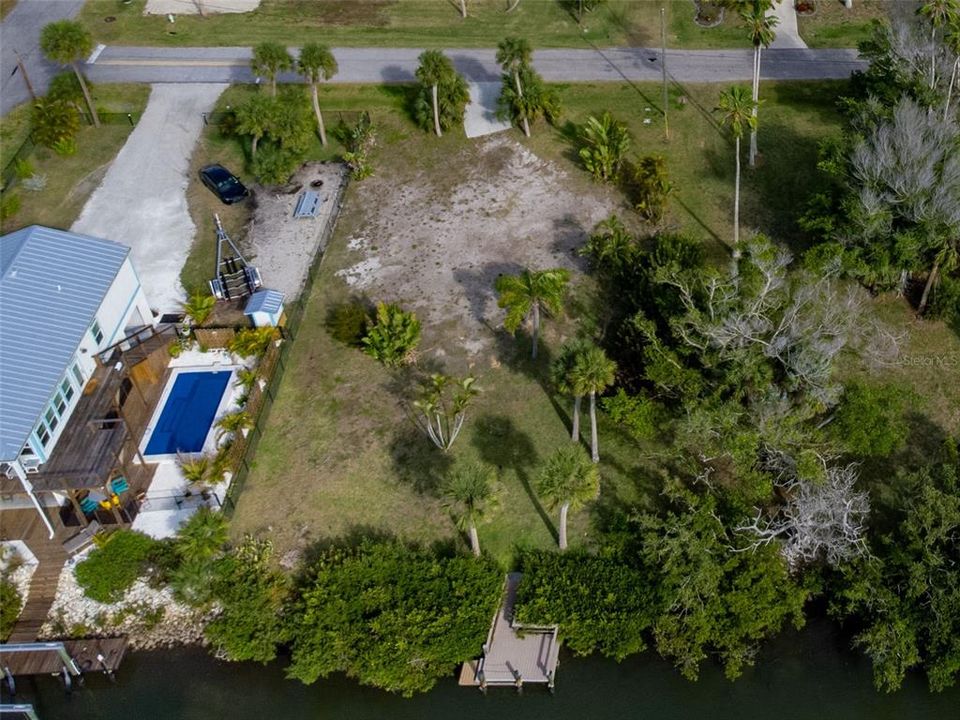 На продажу: $749,800 (0.27 acres)