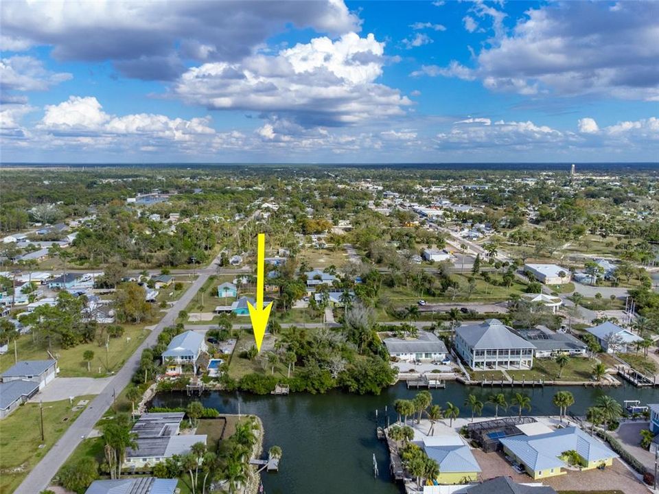 На продажу: $749,800 (0.27 acres)