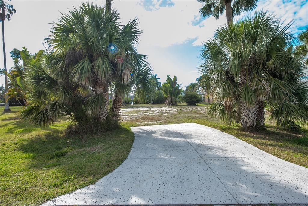 На продажу: $749,800 (0.27 acres)