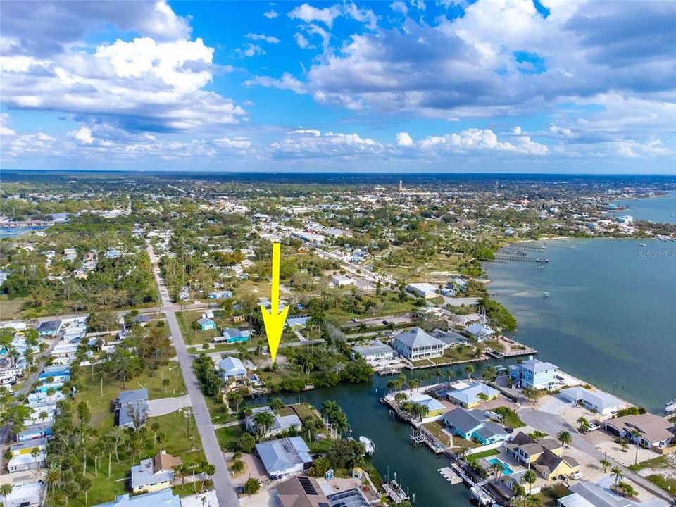 На продажу: $749,800 (0.27 acres)