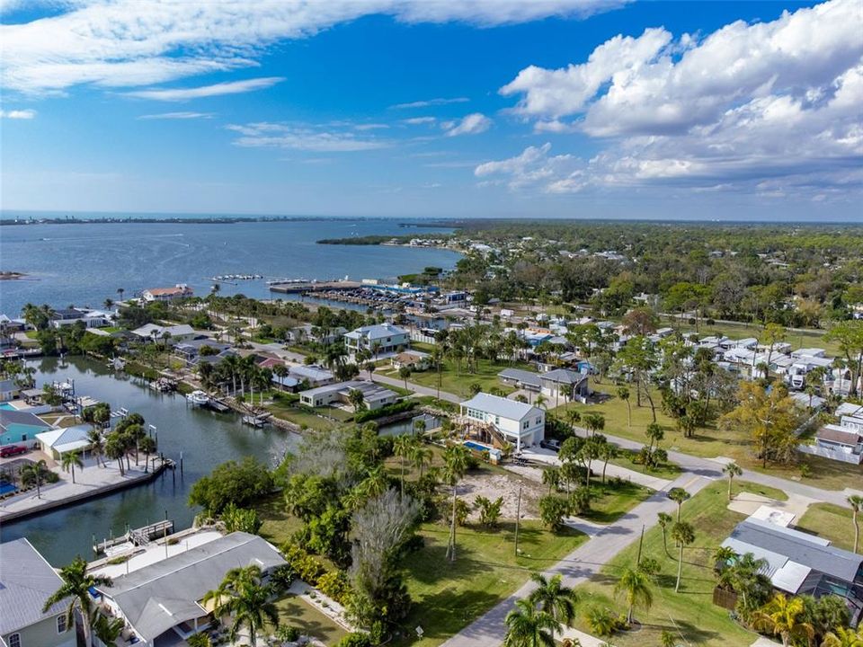 На продажу: $749,800 (0.27 acres)