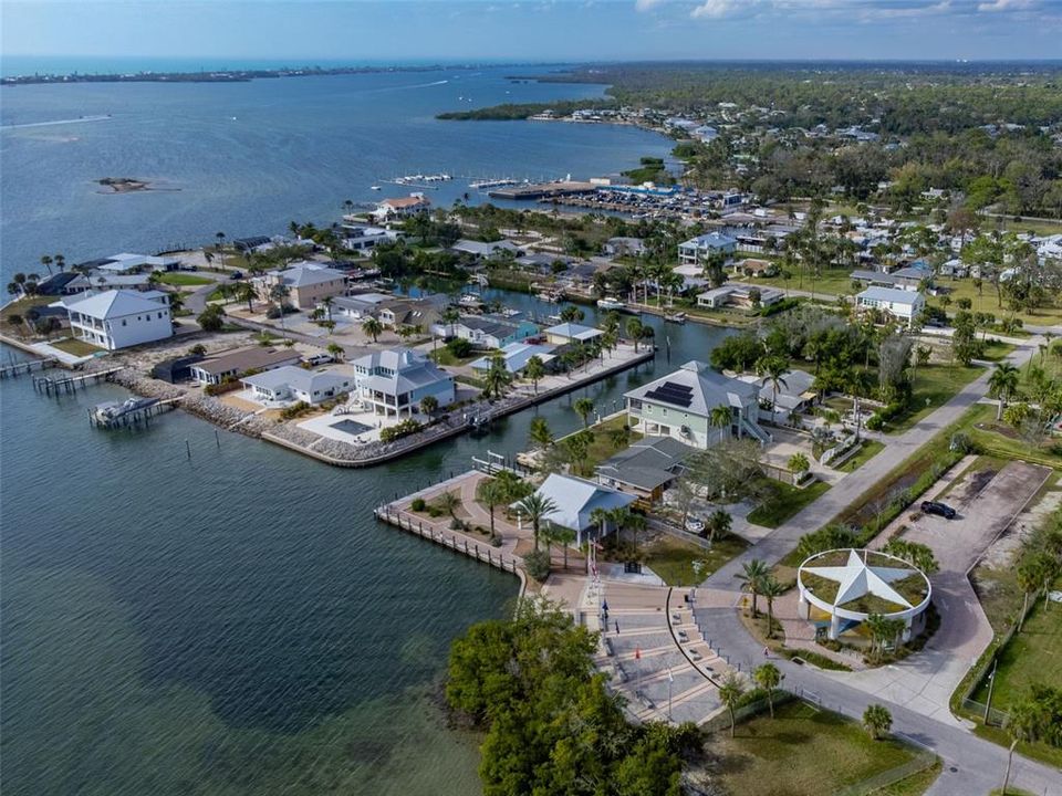 На продажу: $749,800 (0.27 acres)