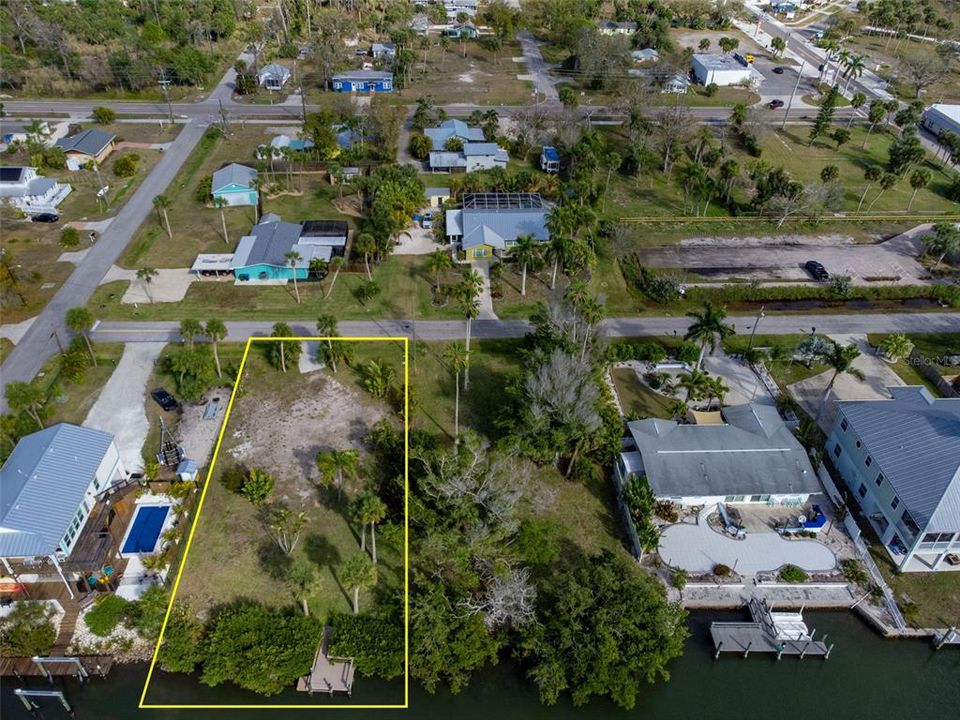 На продажу: $749,800 (0.27 acres)