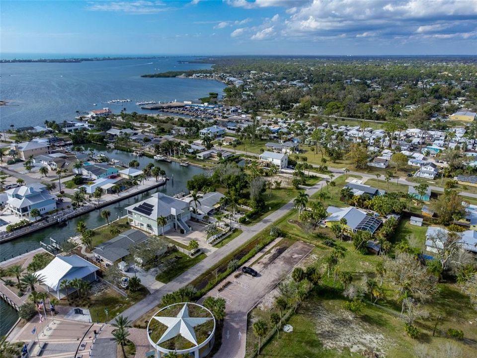 На продажу: $749,800 (0.27 acres)