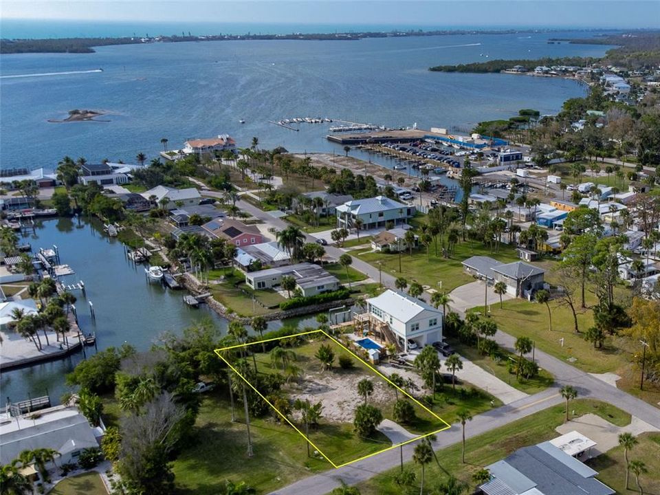 На продажу: $749,800 (0.27 acres)