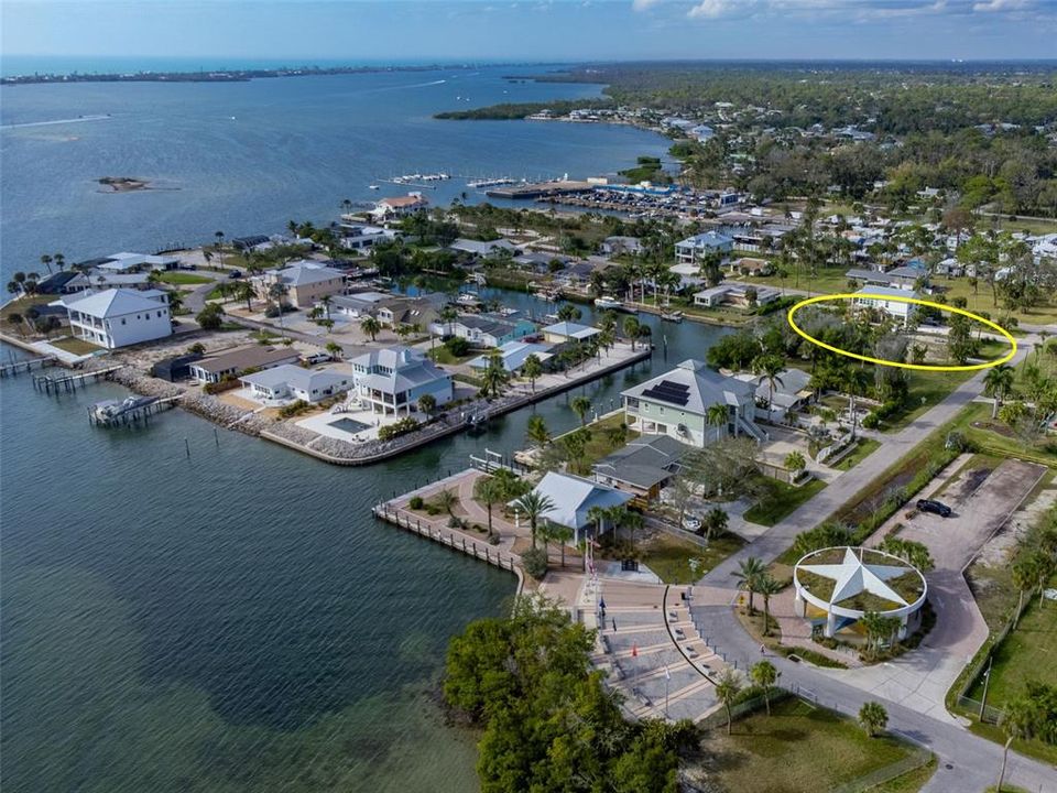 На продажу: $749,800 (0.27 acres)