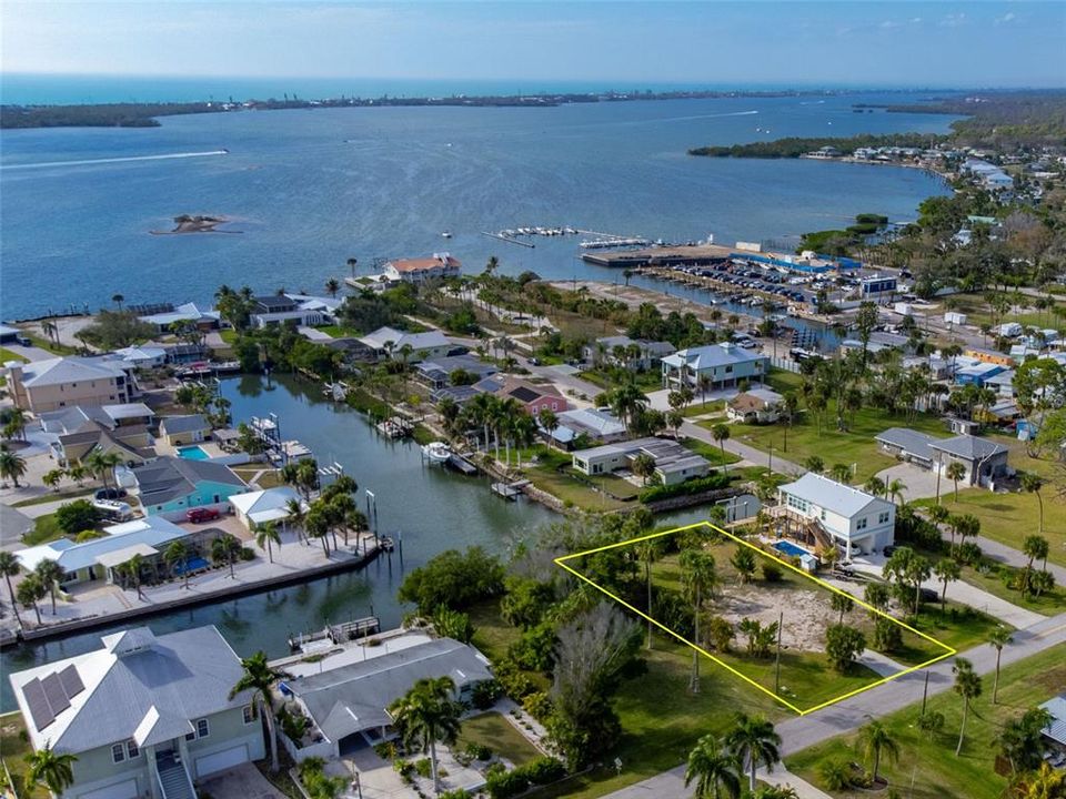 На продажу: $749,800 (0.27 acres)