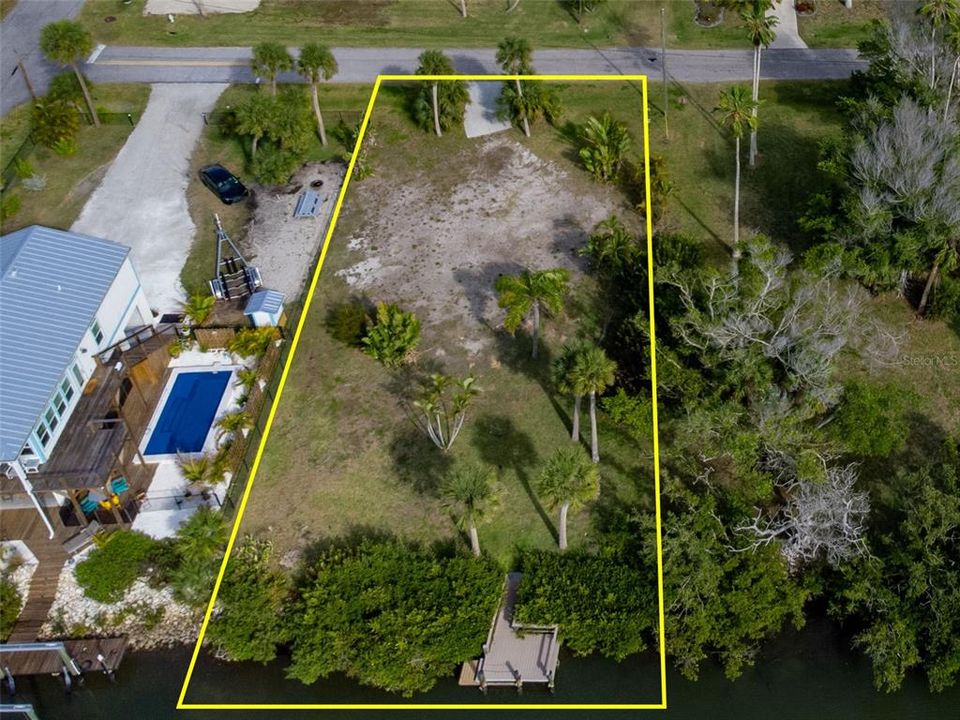 На продажу: $749,800 (0.27 acres)