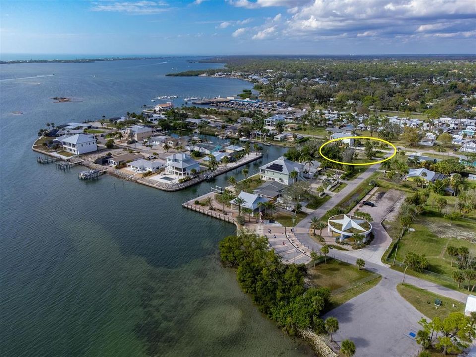 На продажу: $749,800 (0.27 acres)