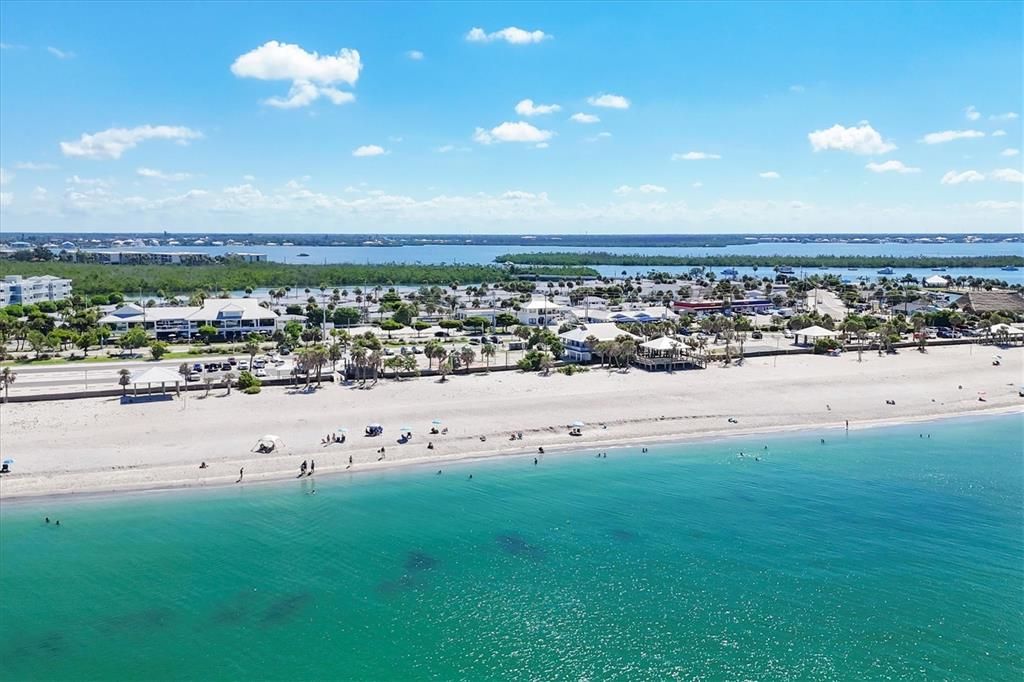 На продажу: $749,800 (0.27 acres)