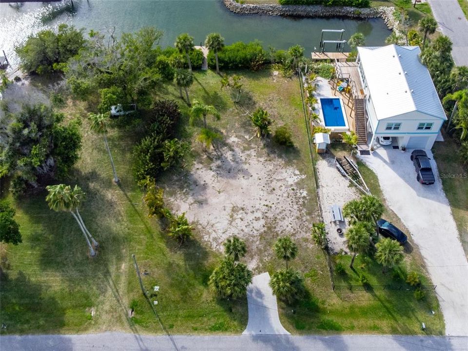 На продажу: $749,800 (0.27 acres)