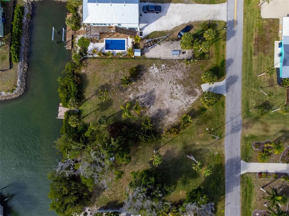 На продажу: $749,800 (0.27 acres)