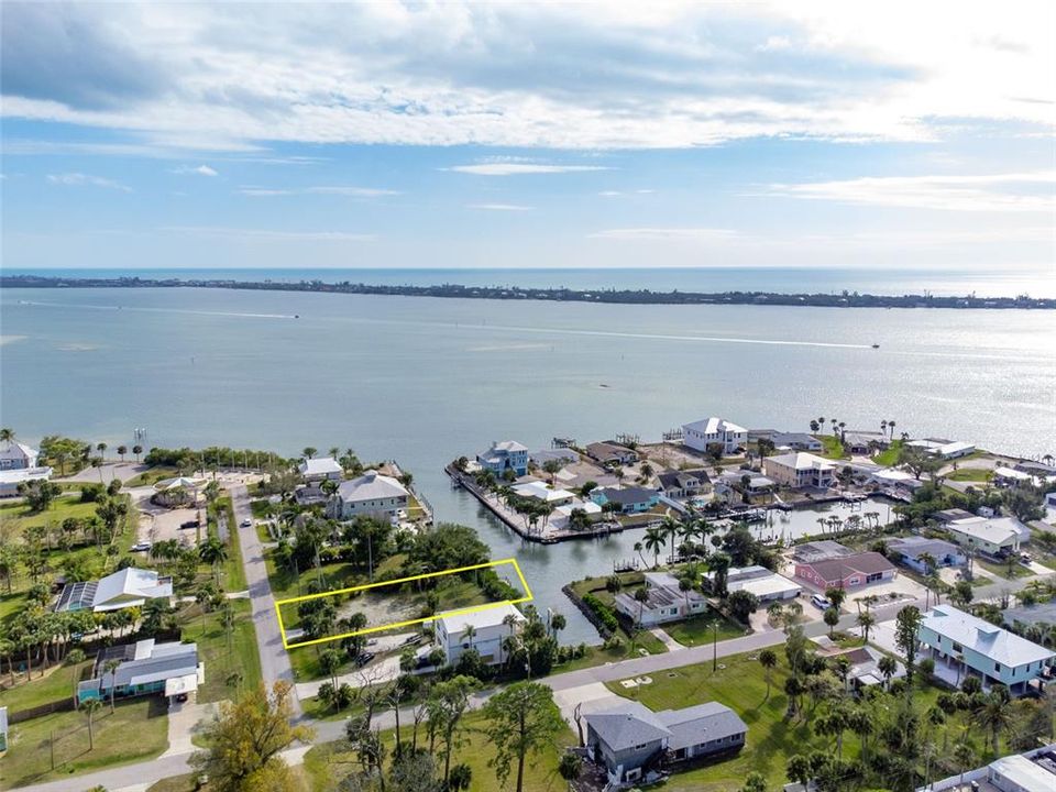 На продажу: $749,800 (0.27 acres)