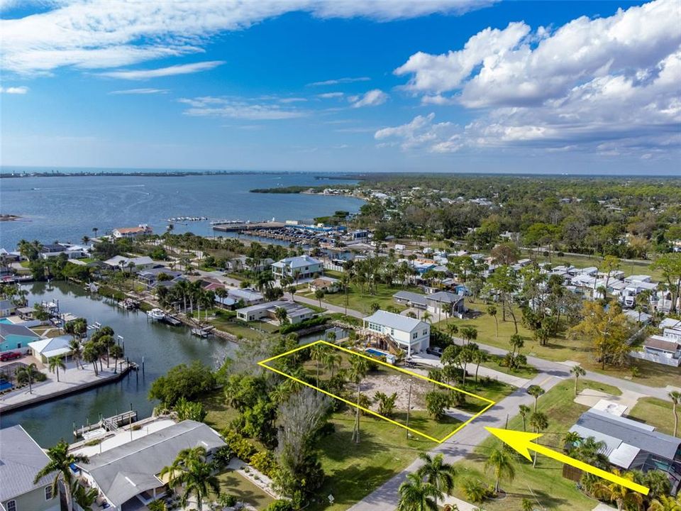 На продажу: $749,800 (0.27 acres)