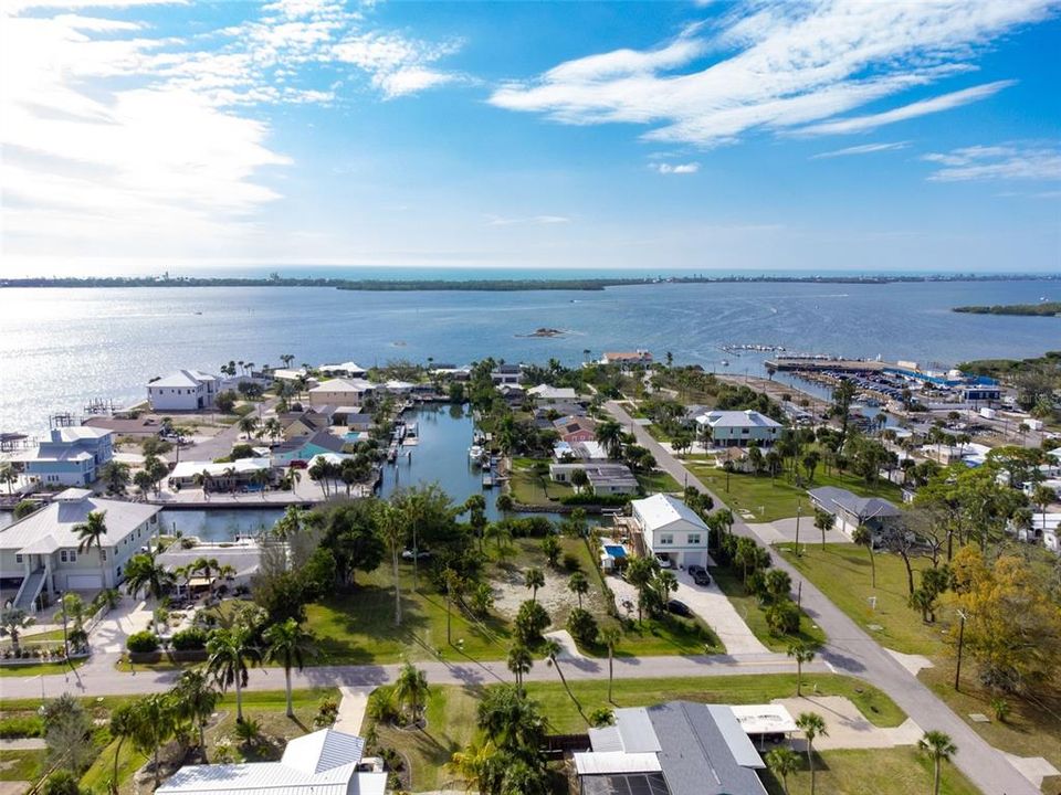 На продажу: $749,800 (0.27 acres)