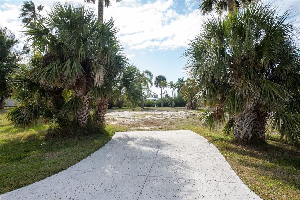 На продажу: $749,800 (0.27 acres)