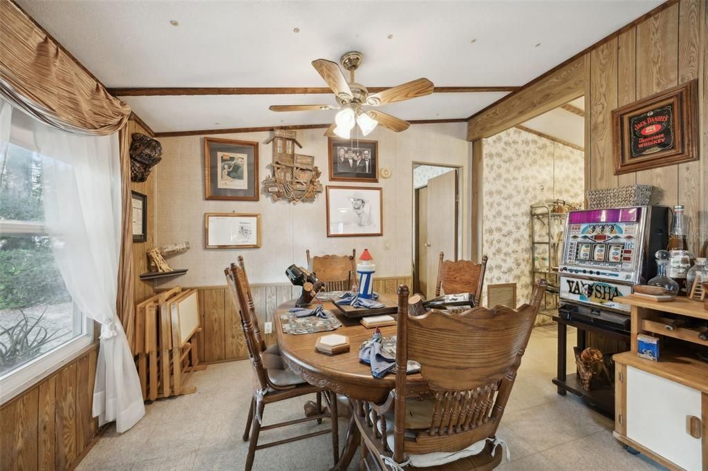 На продажу: $217,800 (3 спален, 2 ванн, 1985 Квадратных фут)