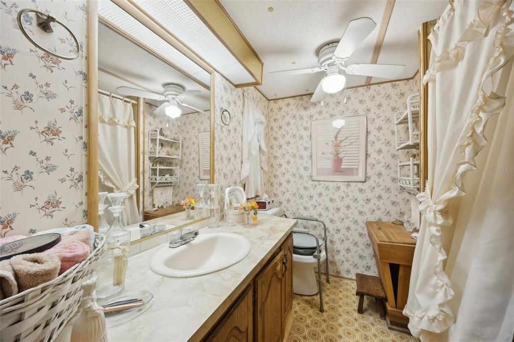 На продажу: $217,800 (3 спален, 2 ванн, 1985 Квадратных фут)