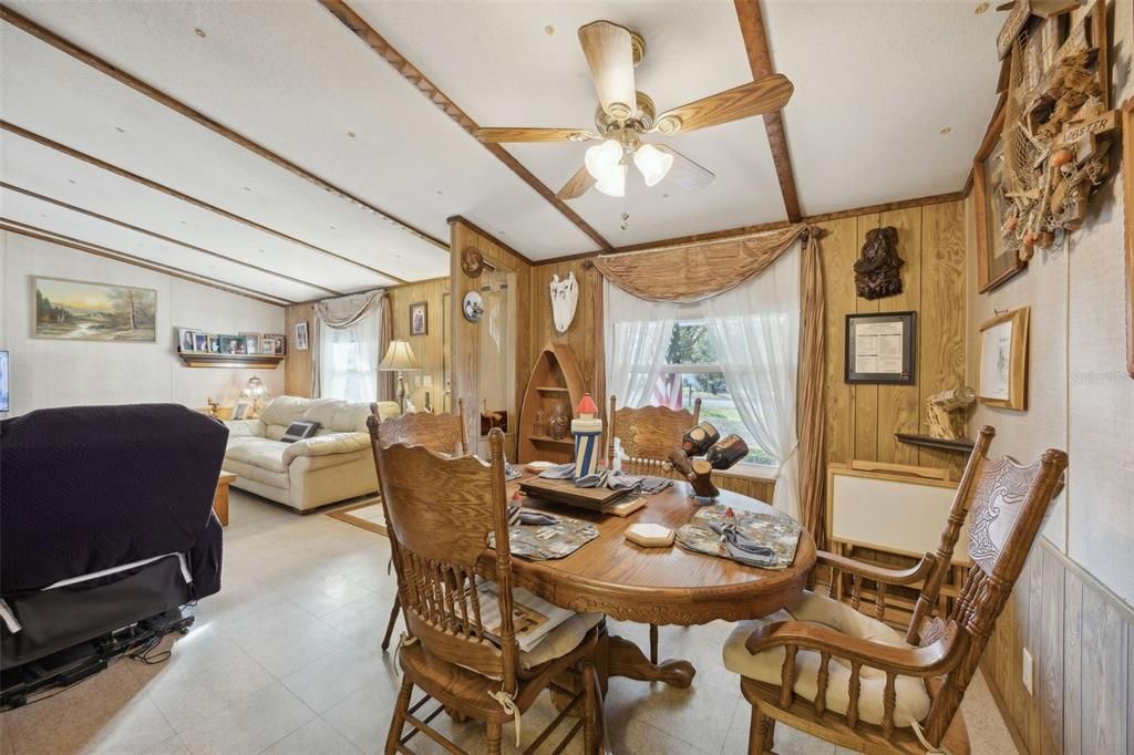 На продажу: $217,800 (3 спален, 2 ванн, 1985 Квадратных фут)