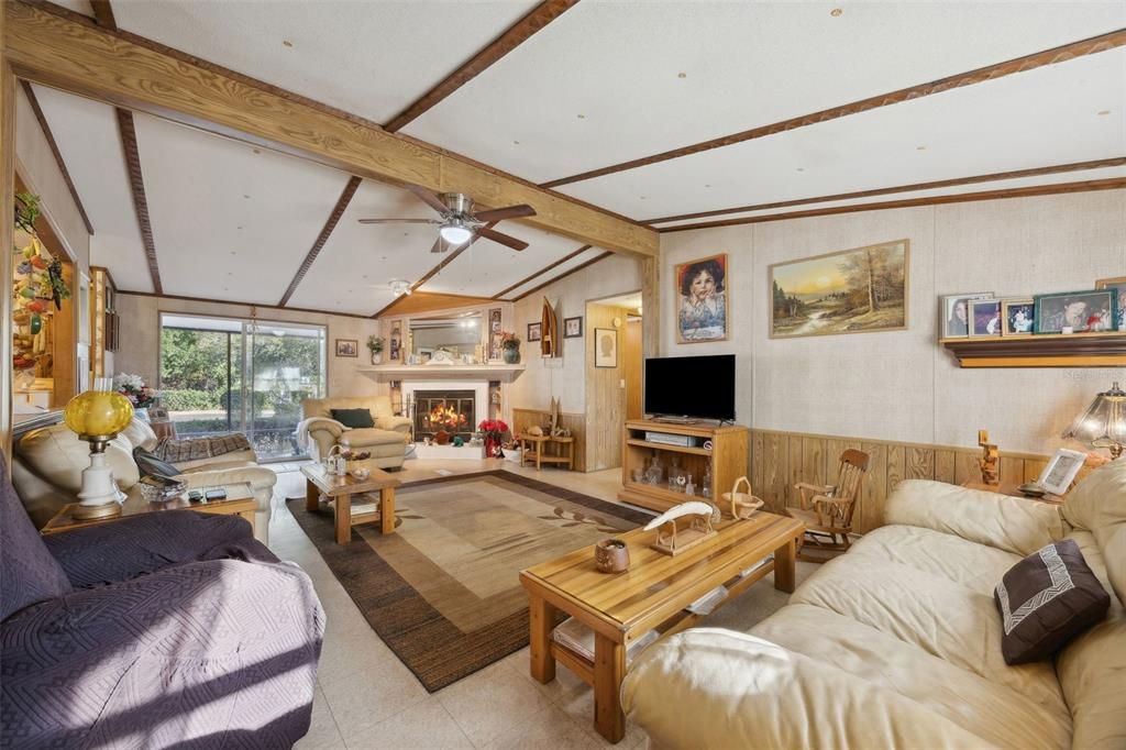 На продажу: $217,800 (3 спален, 2 ванн, 1985 Квадратных фут)