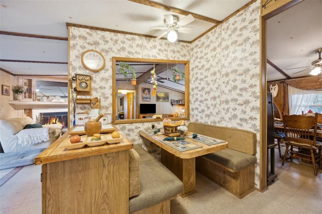 На продажу: $217,800 (3 спален, 2 ванн, 1985 Квадратных фут)