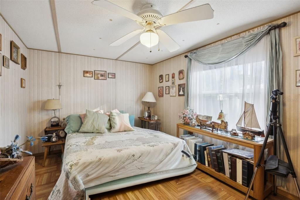 На продажу: $217,800 (3 спален, 2 ванн, 1985 Квадратных фут)