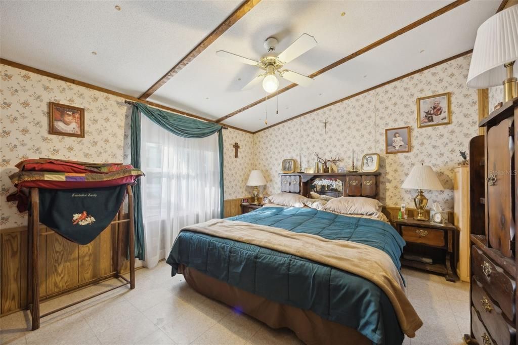 На продажу: $217,800 (3 спален, 2 ванн, 1985 Квадратных фут)