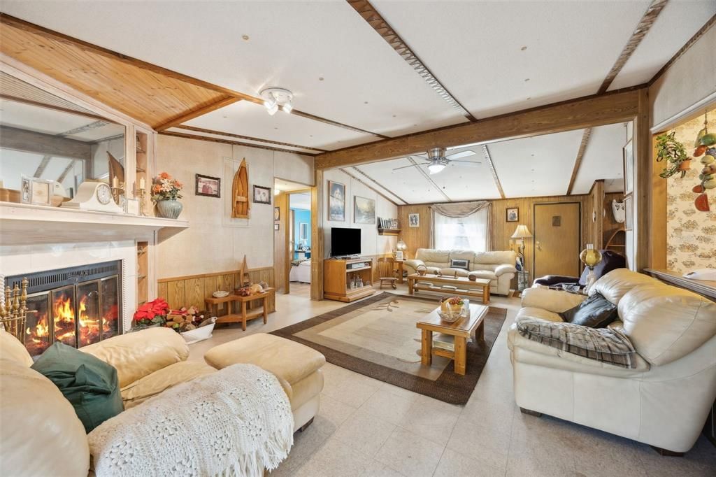 На продажу: $217,800 (3 спален, 2 ванн, 1985 Квадратных фут)