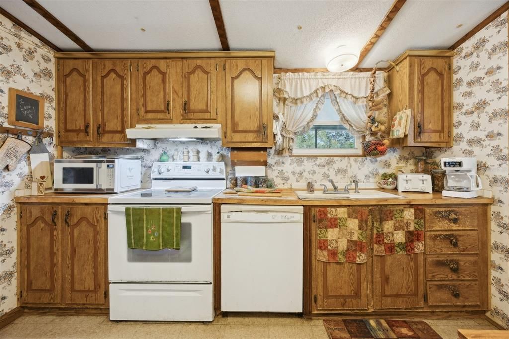 На продажу: $217,800 (3 спален, 2 ванн, 1985 Квадратных фут)