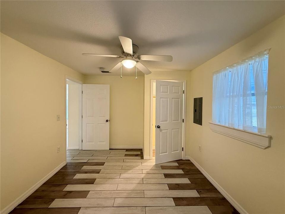 For Sale: $225,000 (2 beds, 1 baths, 700 Square Feet)