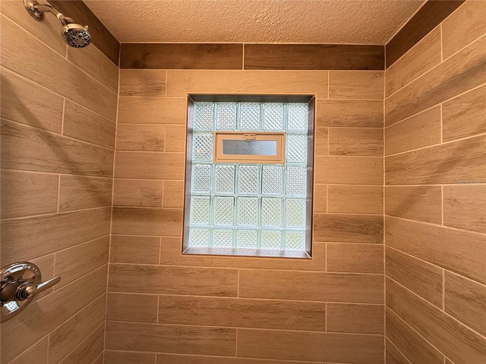 For Sale: $225,000 (2 beds, 1 baths, 700 Square Feet)