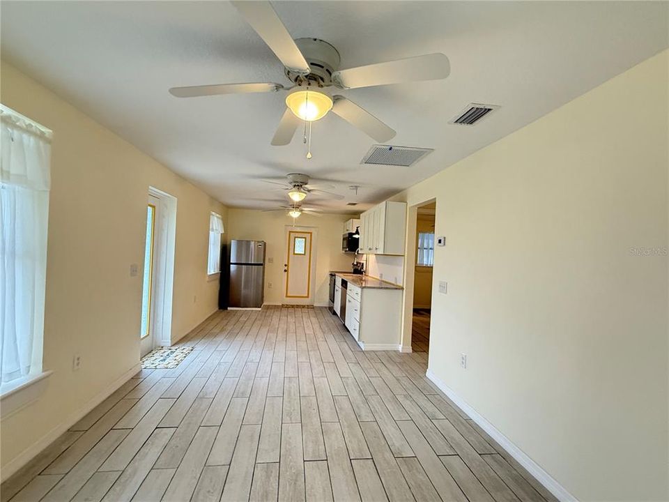 For Sale: $225,000 (2 beds, 1 baths, 700 Square Feet)
