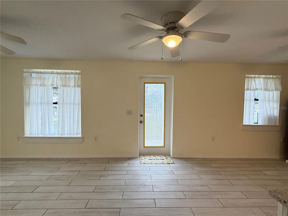 For Sale: $225,000 (2 beds, 1 baths, 700 Square Feet)