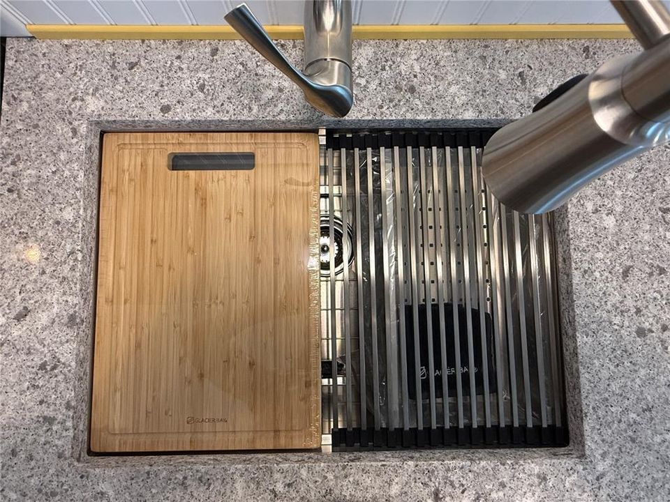 For Sale: $225,000 (2 beds, 1 baths, 700 Square Feet)