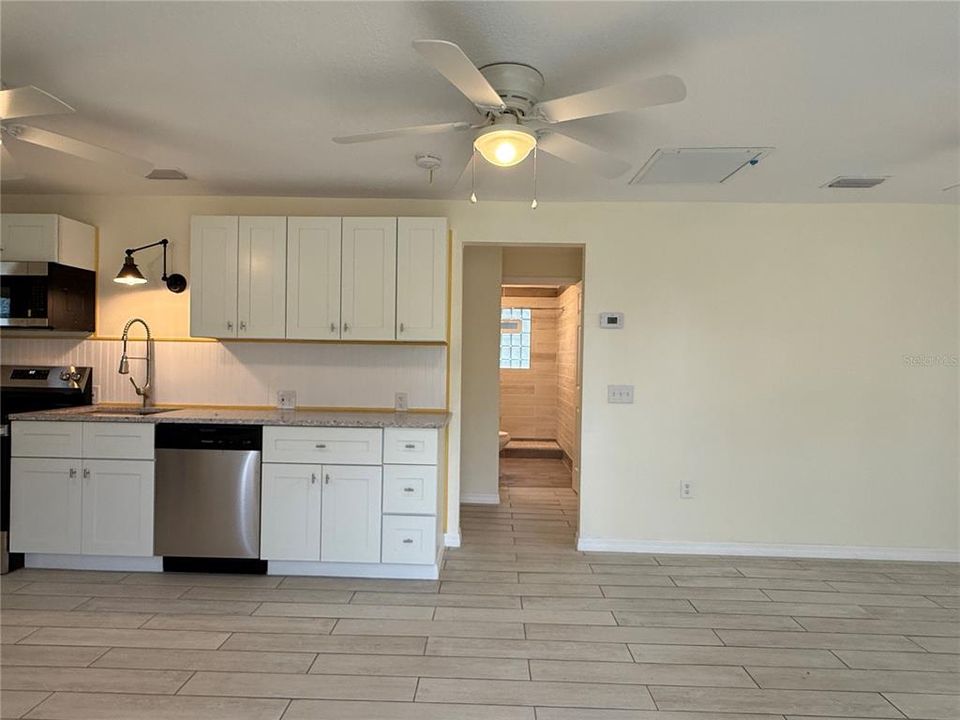 For Sale: $225,000 (2 beds, 1 baths, 700 Square Feet)