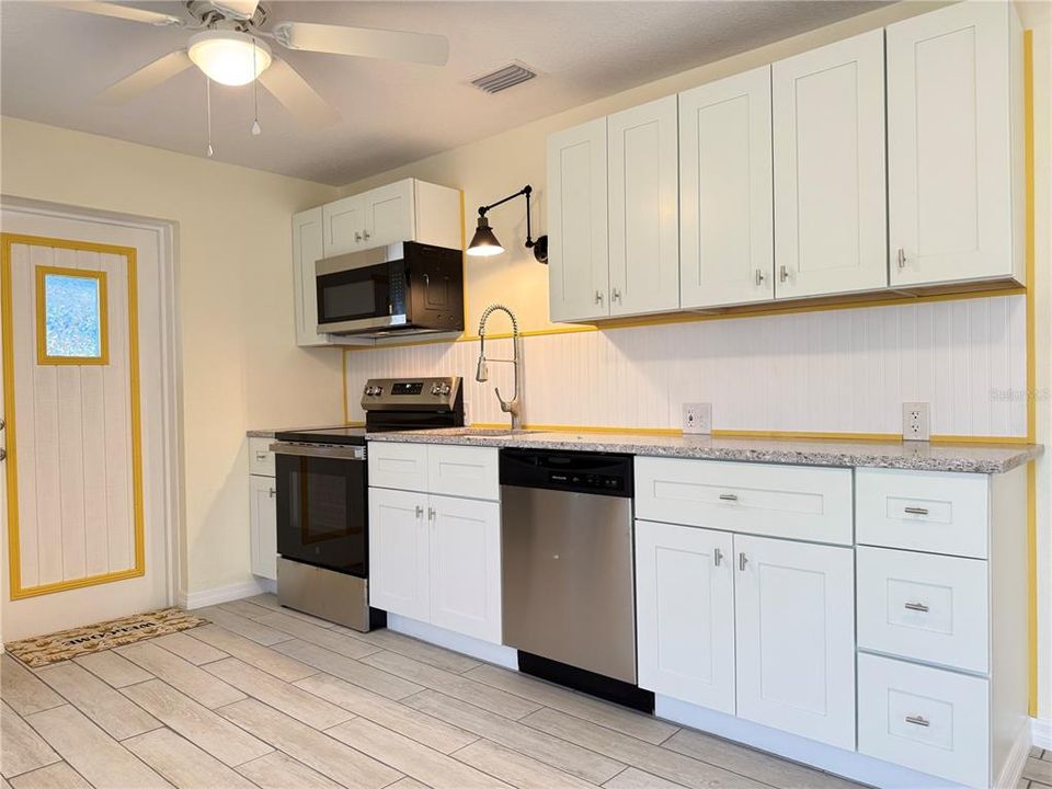 For Sale: $225,000 (2 beds, 1 baths, 700 Square Feet)