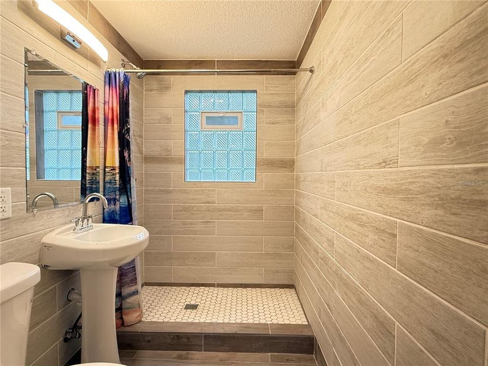 For Sale: $225,000 (2 beds, 1 baths, 700 Square Feet)